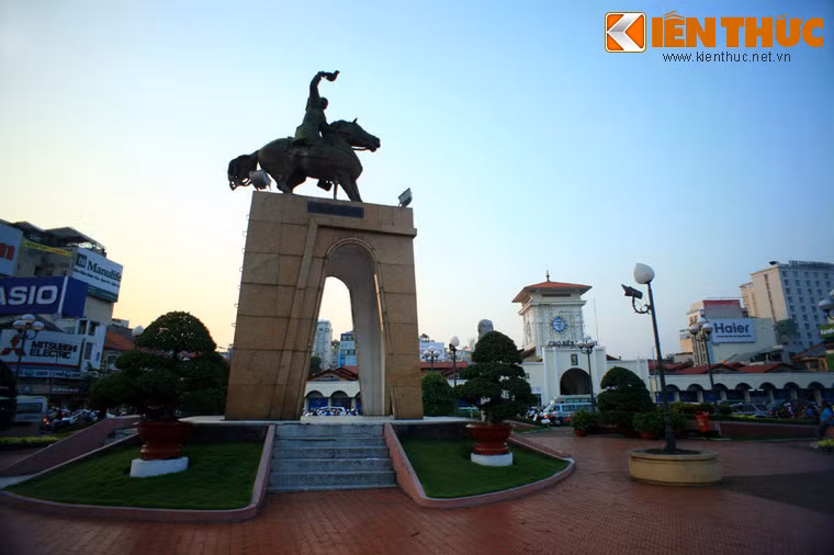 Tượng đài Trần Nguyên Hãn ở vòng xoay trước chợ Bến Thành, Quận 1.