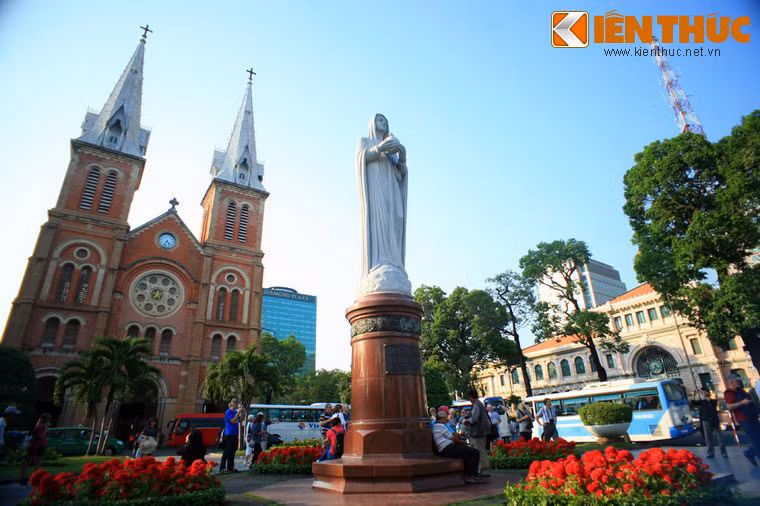 Tượng đài Đức Mẹ Hòa Bình ở vườn hoa trước nhà thờ Đức Bà.