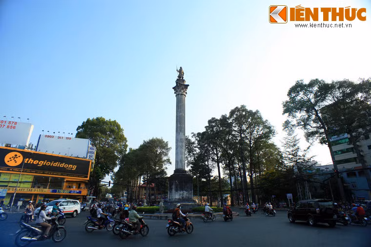 Tượng đài An Dương Vương nằm giữa vòng xoay ngã 6 Nguyễn Tri Phương, trên ranh giới giữa Quận 5 và Quận 10.