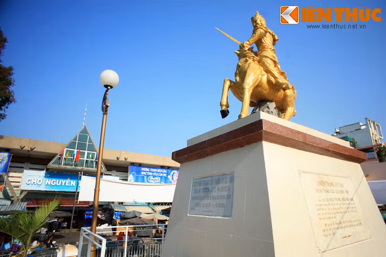 Tượng vua Quang Trung nằm phía trước chợ Nguyễn Tri Phương, thuộc Quận 10.