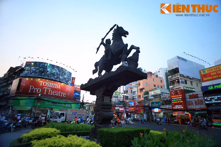Tượng Phù Đổng Thiên Vương tại vòng xoay ngã 6 Phù Đổng, Quận 1.