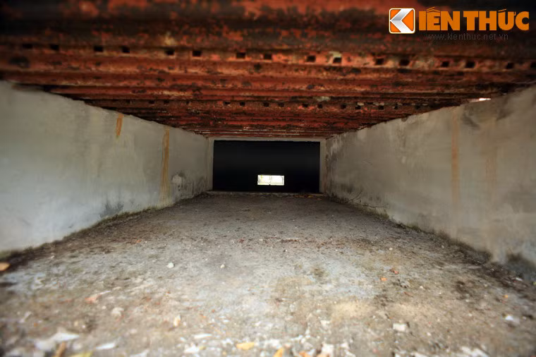 Lỗ châu mai sâu hun hút của lô cốt.