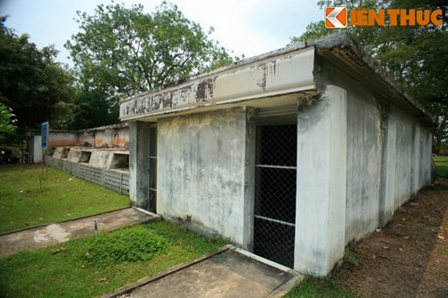 Dãy lôt cốt này đã được sử dụng làm phòng truyền tin và trung tâm hành quân của sư đoàn 25 VNCH và chi khu Đức Hòa.