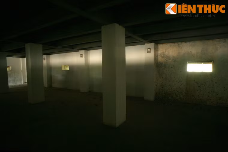 Bên trong lô cốt.