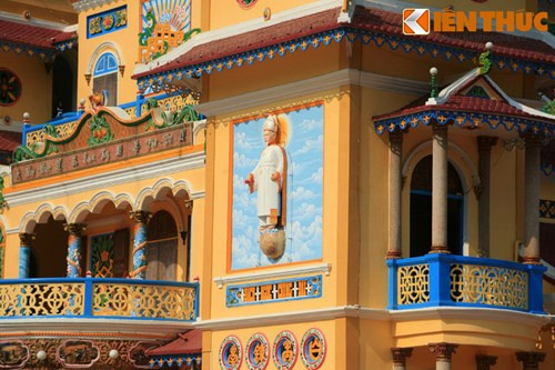 Với kiến trúc độc đáo, thể hiện một sự dung hòa của nhiều yếu tố tâm linh từ Đông sang Tây, Tòa Thánh Tây Ninh không chỉ là nơi hành hương của các tín đồ đạo Cao Đài mà còn thu hút một lượng lớn du khách trong và ngoài nước tới tham quan mỗi năm.