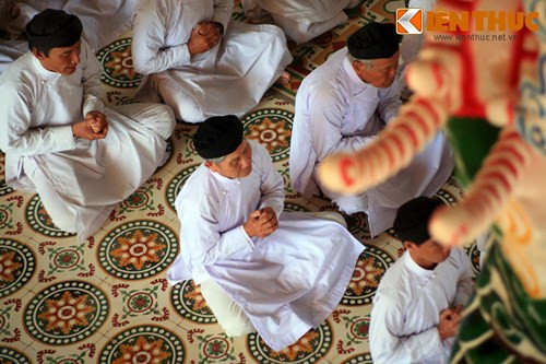 Nếu muốn quan sát cách hành lễ của các tín đồ đạo Cao Đài, du khách nên đến tham quan Tòa Thánh vào khoảng 12 giờ trưa, giờ Tòa Thánh tổ chức Thánh lễ.