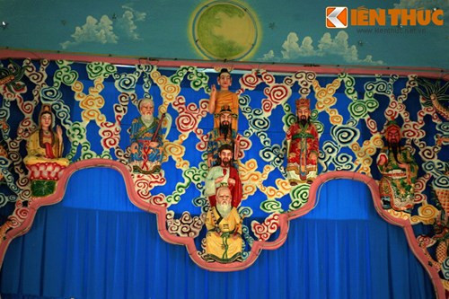 Đạo Cao Đài là một tôn giáo được thành lập ở Việt Nam vào đầu thế kỷ 20. Đây là một tôn giáo có tính dung hợp các tôn giáo lớn mà chủ yếu là Phật giáo, Đạo giáo, Nho giáo và Kitô giáo. Ngoài việc thờ Thiên Nhãn, đạo còn thờ các vị như Phật Thích Ca, chúa Giê su, Khổng Tử, Lão tử, Phật Bà Quan Âm... Ước tính hiện tại, toàn đạo có khoảng gần 3 triệu tín đồ trong cả nước, sinh hoạt tại 38 tỉnh thành, tập trung chủ yếu ở Nam Bộ.