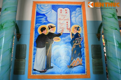 Bức tranh Cao Đài Tam Thánh (ba vị Thánh của đạo Cao Đài) ở lối vào chính của Tòa Thánh, do Họa sĩ Lê Minh Tòng vẽ năm 1947. Từ trái sang phải: Tôn Dật Tiên, Victor Hugo và Nguyễn Bỉnh Khiêm.