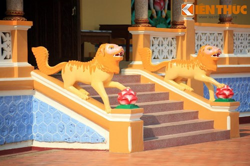 Ngoài lối vào chính, Tòa Thánh có 6 lối vào phụ, hai bên có tượng Kim Mao Hẩu (sư tử lông vàng - con vật Văn Thù Bồ Tát cưỡi trong tích truyện Phật giáo).