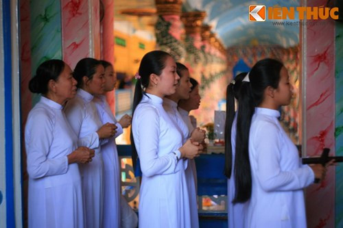 Được nghe những bài Thánh ca của đạo Cao Đài vang lên trên nền nhạc được diễn tấu bằng các loại nhạc cụ truyền thống là trải nghiệm khó quên đối với mỗi du khách khi ghe thăm Tòa Thánh Tây Ninh.