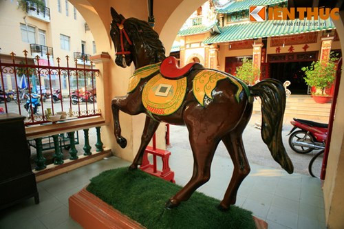 Dù bảo vệ được Ông Ngựa, nhưng các khoản nợ của ông Vinh ngày càng chồng chất. Và phải đến 20 năm sau ông mới trả hết nợ. Khi trả xong nợ cũng là lúc ông qua đời ở độ tuổi lục tuần.