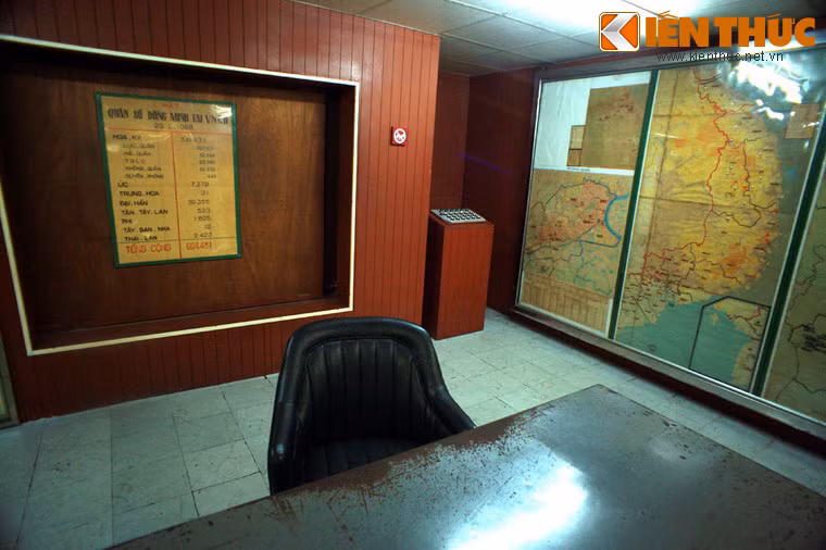 Phòng tham mưu tác chiến ở tầng hầm là nơi thu nhận tin tức quân sự từ 4 vùng chiến thuật. Thông qua hệ thống bản đồ tác chiến, bộ phận tham mưu cập nhật, theo dõi và đề xuất triển khai các kế hoạch hoạt động quân sự.