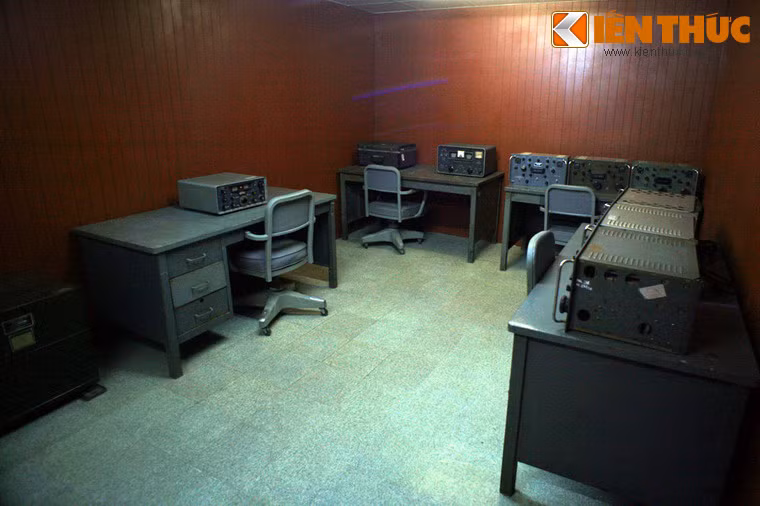Phòng đài thu vô tuyến, một phòng thuộc hệ thống thông tin liên lạc.