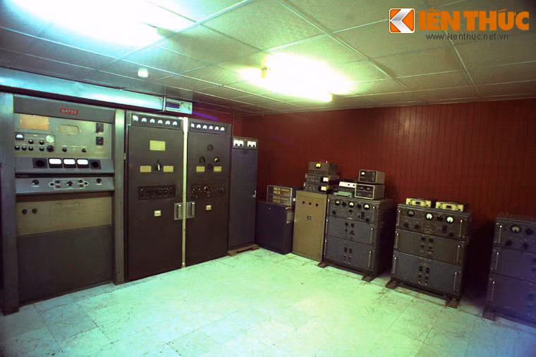 Linh hồn của khu tầng hầm Dinh Độc Lập là hệ thống thông tin liên lạc gồm nhiều phòng, được trang bị những thiết bị tối tân nhất của Mỹ thời đó. Hệ thống này sẽ nhận, chuyển, mã hóa các công điện, thay thế đài phát thanh trên mặt đất khi có chiến sự xảy ra.