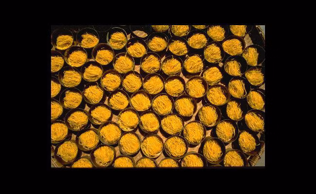 Phơi mỳ bên bờ sông.