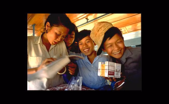 Cậu bé bán thuốc lá ở bến xe Chợ Lớn. Hình ảnh được đăng tải trên trang Worldnomads.com.