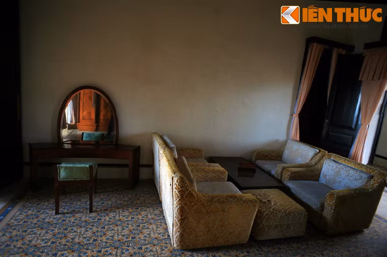 Năm 1934, Bạch Dinh được nhượng lại Hoàng đế Bảo Đại để làm nơi nghỉ mát cho ông và Hoàng hậu Nam Phương. Ảnh: Căn phòng có bàn trang điểm từng được hoàng hậu Nam Phương sử dụng trong Bạch Dinh.