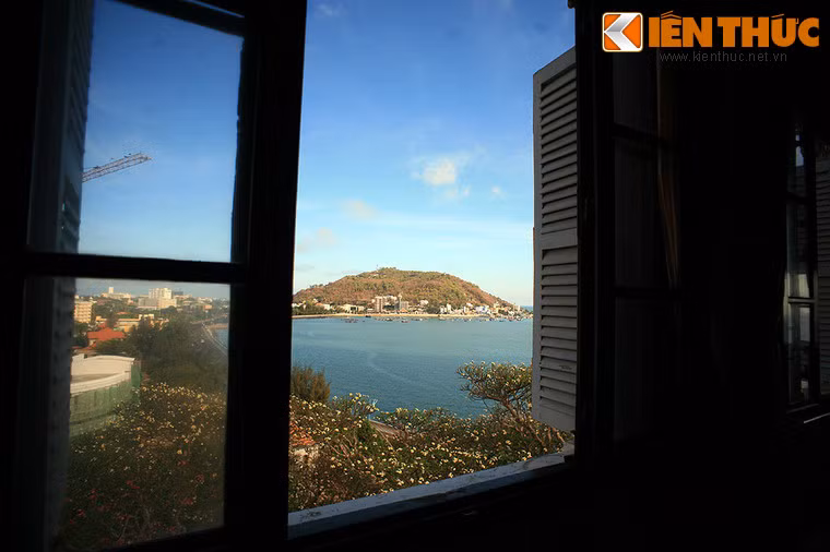 Sau năm 1954, Bạch Dinh được dùng làm nơi nghỉ mát của nguyên thủ hoặc các quan chức cao cấp của chính quyền Việt Nam Cộng hòa. Ảnh: Khung cảnh Vũng Tàu nhìn từ một cửa sổ của Bạch Dinh.