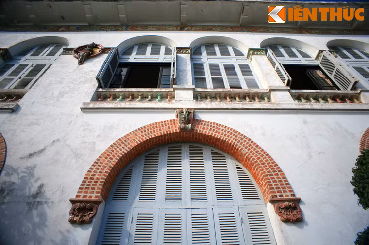 Công trình được khởi công vào năm 1898, đến năm 1902 hoàn thành. Do màu sơn trắng bên ngoài nên người Việt quen gọi dinh thự này là Bạch Dinh.