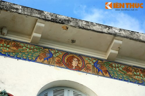 Dải tranh ghép bằng gốm sứ bao quanh 4 mặt dinh.