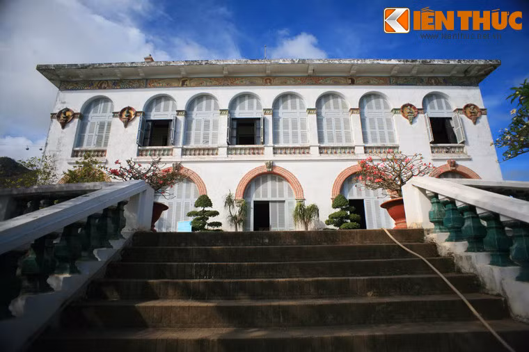 Đề án được chính Toàn quyền Paul Doumer phê chuẩn và ông Toàn quyền này đã đặt tên cho dinh thự là Villa Blanche, theo tên của người con gái ông là bà Blanche Richel Doumer.