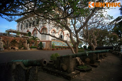 Trên nền của Bạch Dinh từng có Pháo đài Phước Thắng, được vua Minh Mạng cho xây dựng để kiểm soát cửa biển Cần Giờ. Sau khi chiếm Đông Dương, thực dân Pháp đã san phẳng pháo đài để xây dựng một dinh thự dùng làm nơi nghỉ mát cho các Toàn quyền Đông Dương.