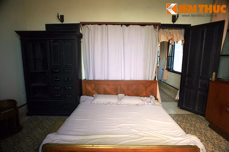 Năm 1916, cựu hoàng Thành Thái cùng con trai là cựu hoàng Duy Tân bị đưa đi đày ra đảo Réunion. Bạch Dinh được sử dụng trở lại là nơi nghỉ mát của các Toàn quyền Đông Dương. Ảnh: Một phòng ngủ trong Bạch Dinh.