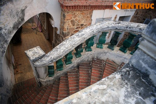 Cầu thang dẫn xuống tầng hầm - khu vực dùng cho việc nấu nướng.