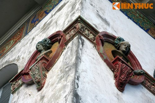 Bên cạnh giá trị lịch sử, Bạch Dinh được đánh giá là một công trình kiến trúc có tính nghệ thuật cao. Ba mặt tường chính của toà dinh thự có 8 bức tượng đá bán thân mang phong cách của nghệ thuật Hy Lạp cổ đại gắn trên một đường viền trạm trổ tinh tế.