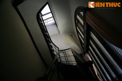 Cầu thang bên trong dinh.