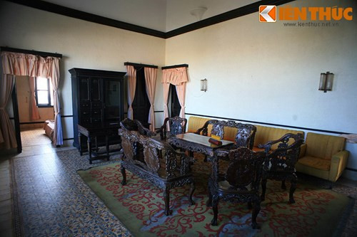 Từ tháng 9/1907, Bạch Dinh được dùng làm nơi giam lỏng cựu hoàng Thành Thái. Ông sống tại đây trong gần 10 năm. Dân địa phương kính trọng ông, nên còn gọi Bạch Dinh là Dinh ông Thượng. Ảnh: Một căn phòng tiếp khách trong Bạch Dinh.