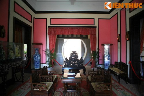 Bạch Dinh còn lưu giữ được nhiều nội thất cổ xưa như cặp ngà voi Châu Phi dài 170 cm, bộ tràng kỷ Hoàng Gia ghi niên đại Khải Định năm 1921, bộ tam đa ngũ thái Phúc - Lộc - Thọ...