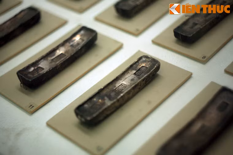 Thoi bạc 10 lượng "Minh Mạng - Bính Thân - Hưng Hóa" của nhà Nguyễn, đúc năm 1836. Hiện vật thuộc bộ sưu tập tiền cổ của Bảo tàng TP HCM.