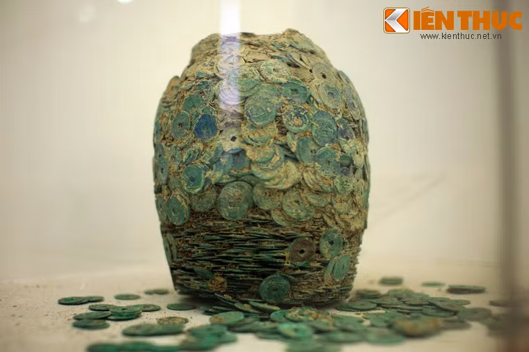 Tiền đồng có từ thế kỷ 18 kết dính trong một chiếc hũ.