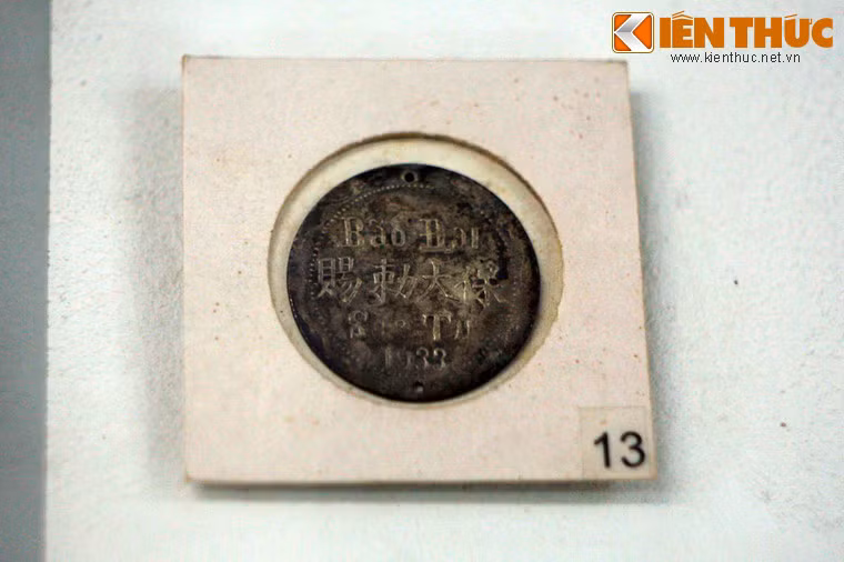 Đại tiền (tiền thưởng) "Bảo Đại Sắc Tứ" bằng bạc, năm 1933. Đây là đồng tiền xu Việt Nam hiếm hoi có cả chữ Quốc ngữ và chữ Hán.