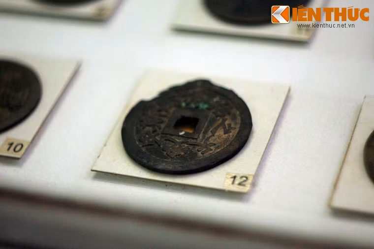 Đại tiền "Ư Vạn Tư Niên Thụ Thiên Chi Hựu" thời Tự Đức.