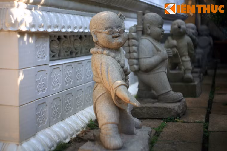 Những bức tượng bài trí dưới chân tháp.