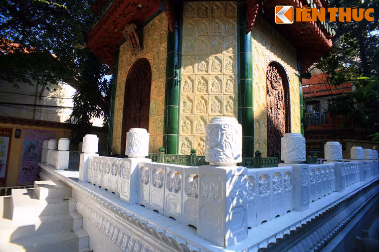 Tầng nền tháp có họa tiết hoa sen cách điệu trên nền men trắng.