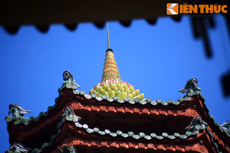 Đỉnh tháp là 3 tầng mái có hình bát úp trên hoa sen phía trên là 7 tầng nhỏ tượng trưng 7 cõi trời.