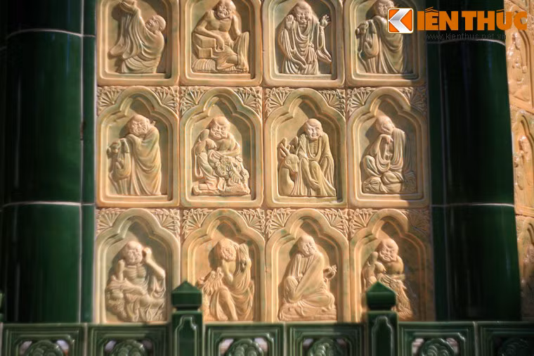 Tầng 1, bên ngoài khắc hình Thập bát La Hán, mỗi vị La Hán trên một miếng gạch sứ.