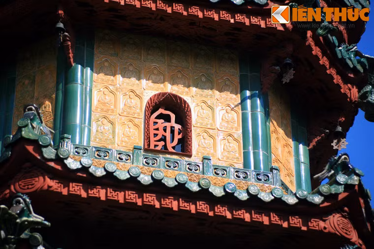 Tầng 2 và 3, mỗi tầng có 4 ô cửa nhỏ, khắc các chữ "Lưu Ly Bảo Tháp" và "A Di Đà Phật"...