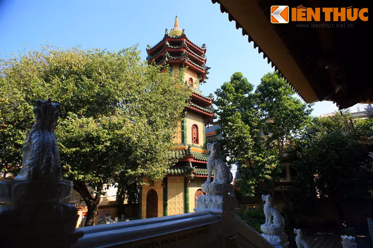 Tháp có hình bát giác, cao 22m, 3 tầng 7 mái.Về tổng thể, tòa tháp toát lên một vẻ đẹp hài hòa, phù hợp với cảnh quan ngôi chùa.