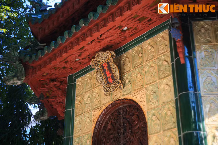 Bên trong tháp là nơi tôn tượng cố Thượng tọa Thích Minh Phát (tầng 1), thờ xá lợi Phật (tầng 2), treo Đại Hồng chung nặng 750kg và thờ tượng Địa Tạng, Bồ Tát (tầng 3). Tầng hầm tháp phụng thờ tro cốt và vật lưu niệm của các vị trụ trì trước đây.