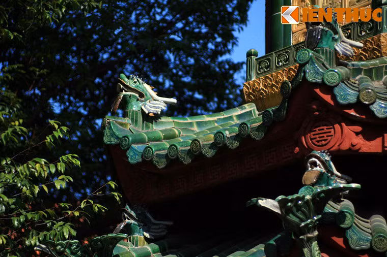 Các góc mái làm theo hình cá chép hóa rồng.