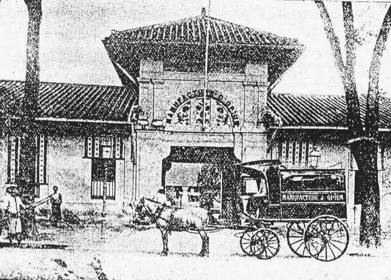 Sau khi chiếm đóng Đông Dương, người pháp đã tận dụng thói quen tiêu thụ thuốc phiện trong dân sở tại để phát triển ngành công nghiệp thuốc phiện nhằm đem lại nguồn thu cho chính quốc. Năm 1881, một nhà máy sản xuất thuốc phiện lớn đã được người Pháp xây dựng trên đường đường Paul Blanchy ở trung tâm Sài Gòn. Ảnh: Cổng vào nhà máy thuốc phiện Sài Gòn thời thuộc địa.