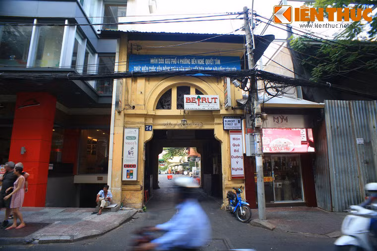 Những thăng trầm lịch sử đã khiến nhà máy thuốc phiện duy nhất ở Đông Dương bị xóa sổ, nhưng những dấu tích của công trình này thì vẫn còn đó. Cánh cổng của nhà máy lừng danh một thuở giờ đây nằm khiêm tốn ở số 74 đường Hai Bà Trưng, quận 1, TP HCM.