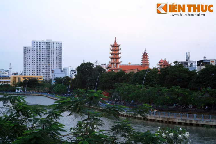 Các công trình kiến trúc ấn tượng bên bờ sông càng tô điểm thêm cho vẻ đẹp của đường Trường Sa - Hoàng Sa.