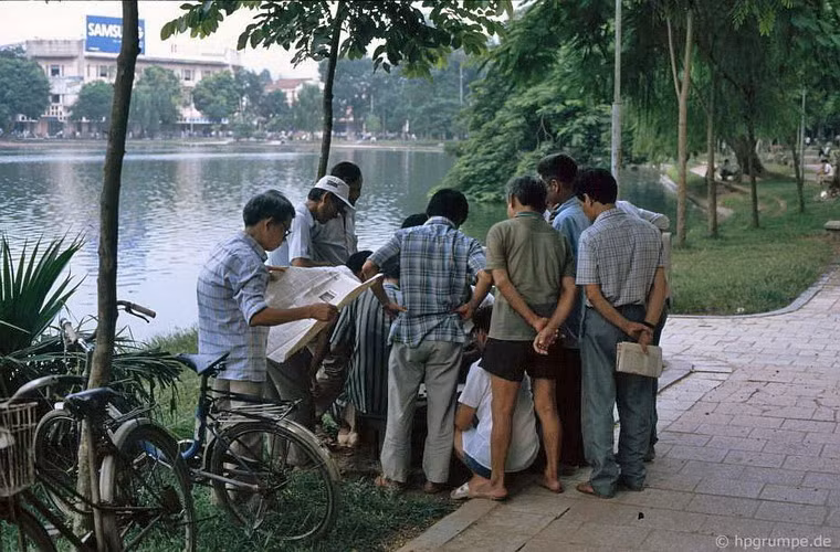 Đám đông tụ tập xem một ván cờ tướng bên bờ Hồ Gươm.