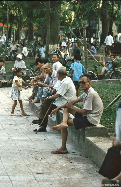 Đủ các lứa tuổi, từ trẻ em đến các bậc cao niên.