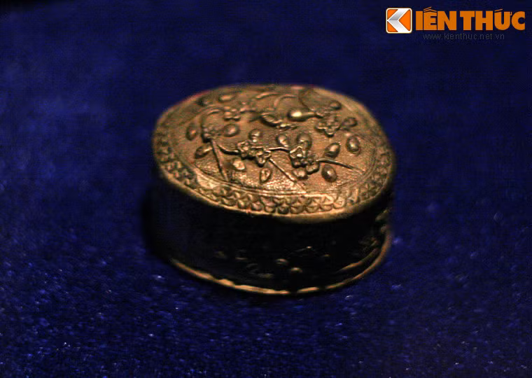 Hộp đựng nữ trang bằng bạc có khắc hình hoa lá.